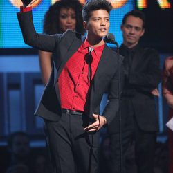 Bruno Mars recogiendo su premio en los Grammy 2014