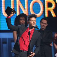 Bruno Mars recogiendo su premio en los Grammy 2014