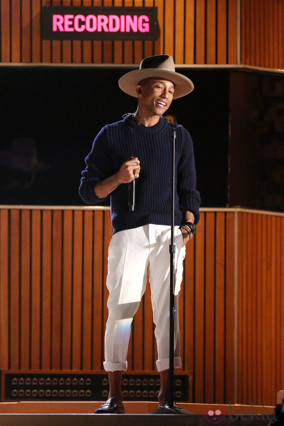 Pharrell Williams durante su actuación en los Grammy 2014