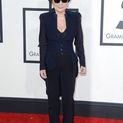 Yoko Ono en la alfombra roja de los Grammy 2014