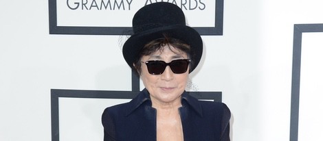 Yoko Ono en la alfombra roja de los Grammy 2014