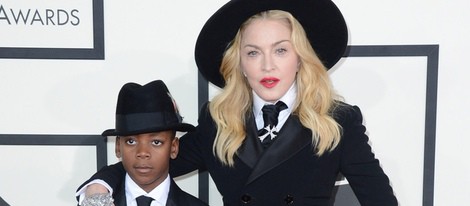 Madonna con su hijo David Ritchie en los Grammy 2014