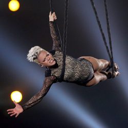 Pink durante su actución en los Grammy 2014