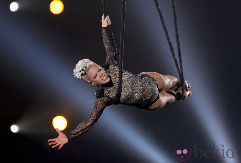 Pink durante su actución en los Grammy 2014