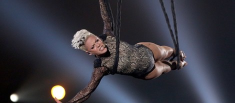 Pink durante su actución en los Grammy 2014