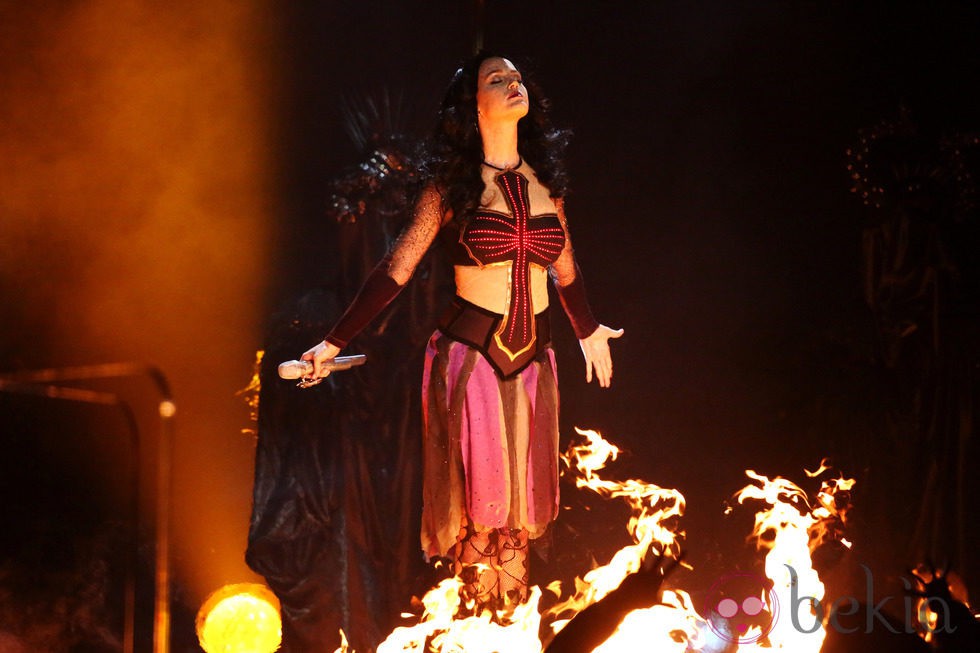 Katy Perry envuelta en fuego durante su actuación en los Grammy 2014