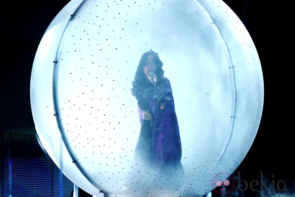 Katy Perry metida en una bola durante su actuación en los Grammy 2014