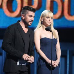 Juanes y Anna Faris en la entrega de los Grammy 2014