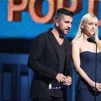 Juanes y Anna Faris en la entrega de los Grammy 2014