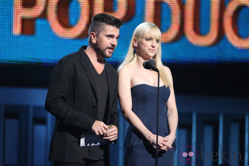 Juanes y Anna Faris en la entrega de los Grammy 2014