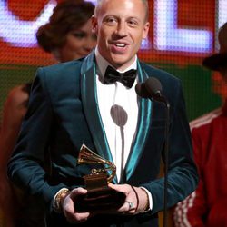 Macklemore recogiendo su galardón en los Grammy 2014