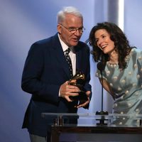 Steve Martin recoge su premio en los Grammy 2014