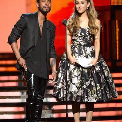 Miguel y Ariana Grande en la gala de los Grammy 2014