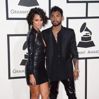 Nazanin Mandi y Miguel en la alfombra roja de los Grammy 2014