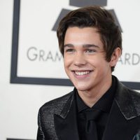 Austin Mahone en la alfombra roja de los Grammy 2014