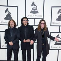 Geezer Butler, Tony Iommi y Ozzy Osbourne en la alfombra roja de los Grammy 2014