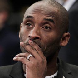 Kobe Bryant viendo un partido de la NBA entre los Knicks y Los Lakers