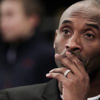 Kobe Bryant viendo un partido de la NBA entre los Knicks y Los Lakers