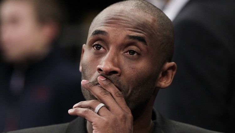 Kobe Bryant viendo un partido de la NBA entre los Knicks y Los Lakers