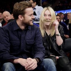 Jamie Strachan y Dakota Fanning en un partido de la NBA entre los Knicks y Los Lakers