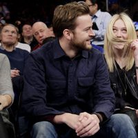 Jamie Strachan y Dakota Fanning en un partido de la NBA entre los Knicks y Los Lakers