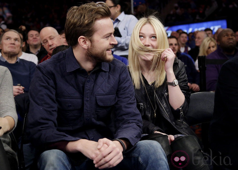 Jamie Strachan y Dakota Fanning en un partido de la NBA entre los Knicks y Los Lakers