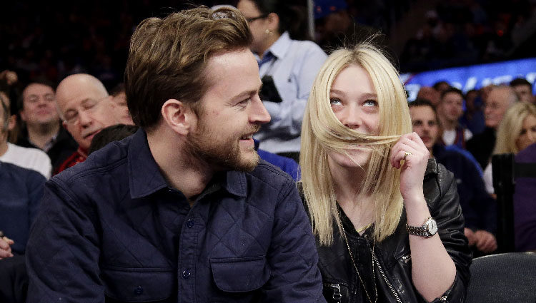 Jamie Strachan y Dakota Fanning en un partido de la NBA entre los Knicks y Los Lakers