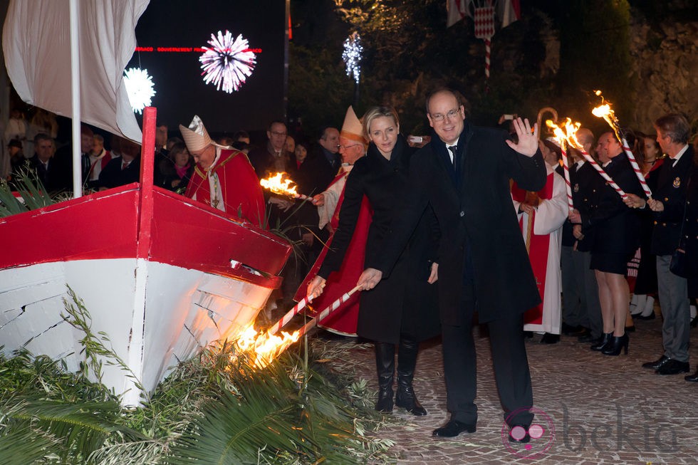 Alberto y Charlene de Mónaco queman una barca por Santa Devota 2014