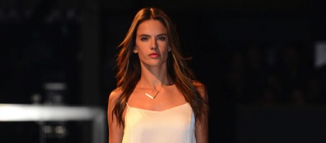 Alessandra Ambrosio desfilando para Mango en la 080 Barcelona Fashion 2014