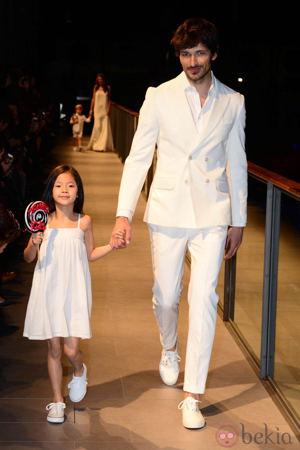 Andrés Velencoso desfilando para Mango en la 080 Barcelona Fashion 2014