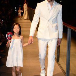 Andrés Velencoso desfilando para Mango en la 080 Barcelona Fashion 2014