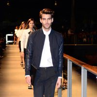 Jon Kortajarena desfilando para Mango en la 080 Barcelona Fashion 2014