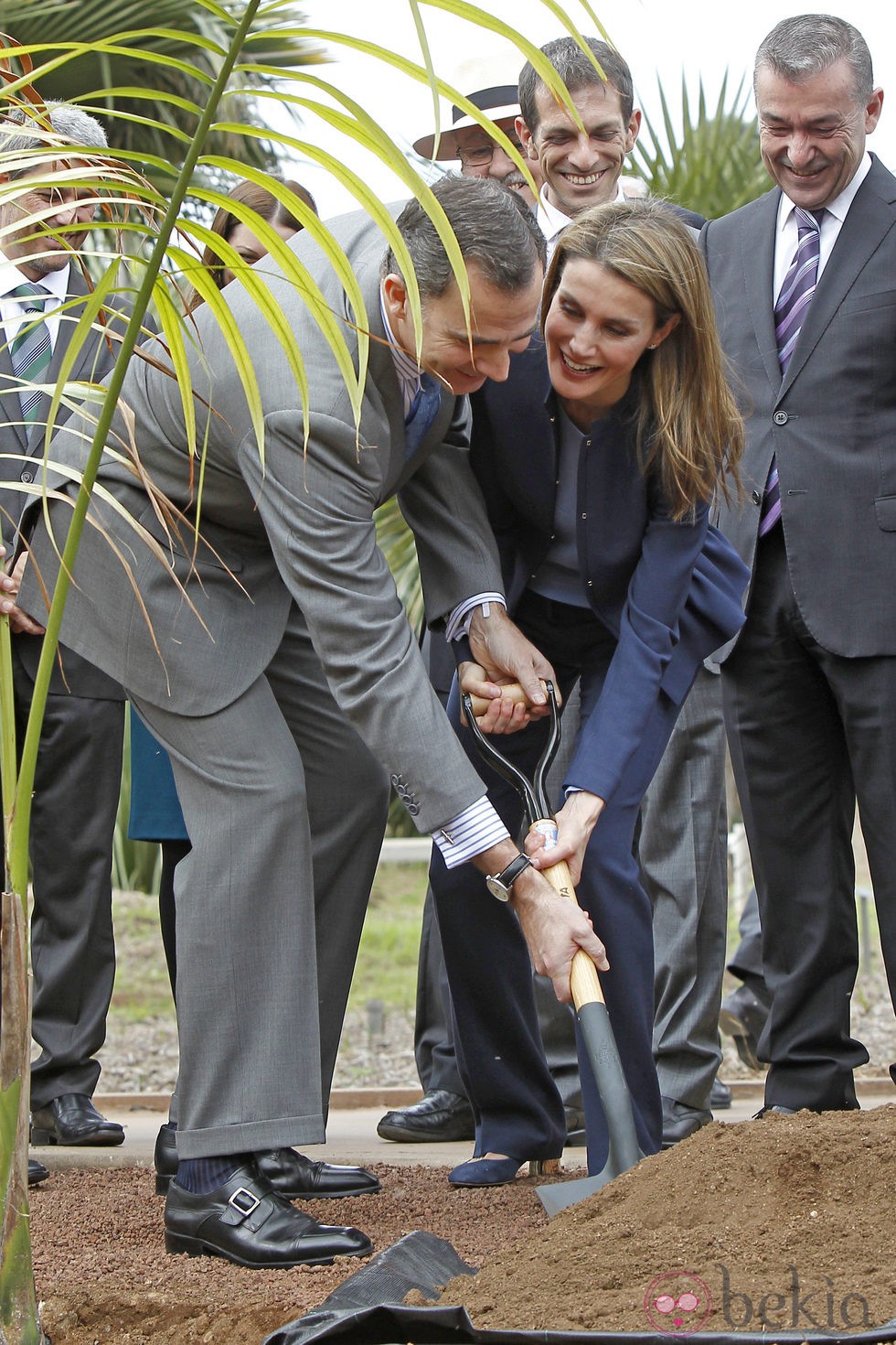 Los Príncipes Felipe y Letizia plantan una palmera en el Palmetum de Tenerife