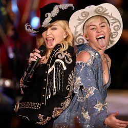 Miley Cyrus actuando con Madonna en su 'MTV Unplugged'