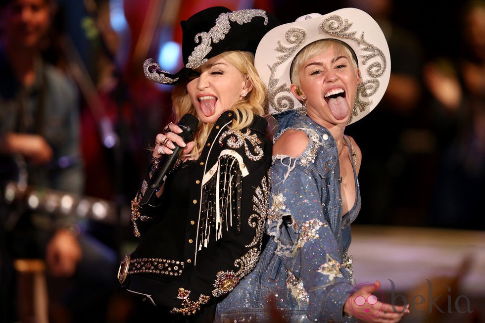 Miley Cyrus actuando con Madonna en su 'MTV Unplugged'