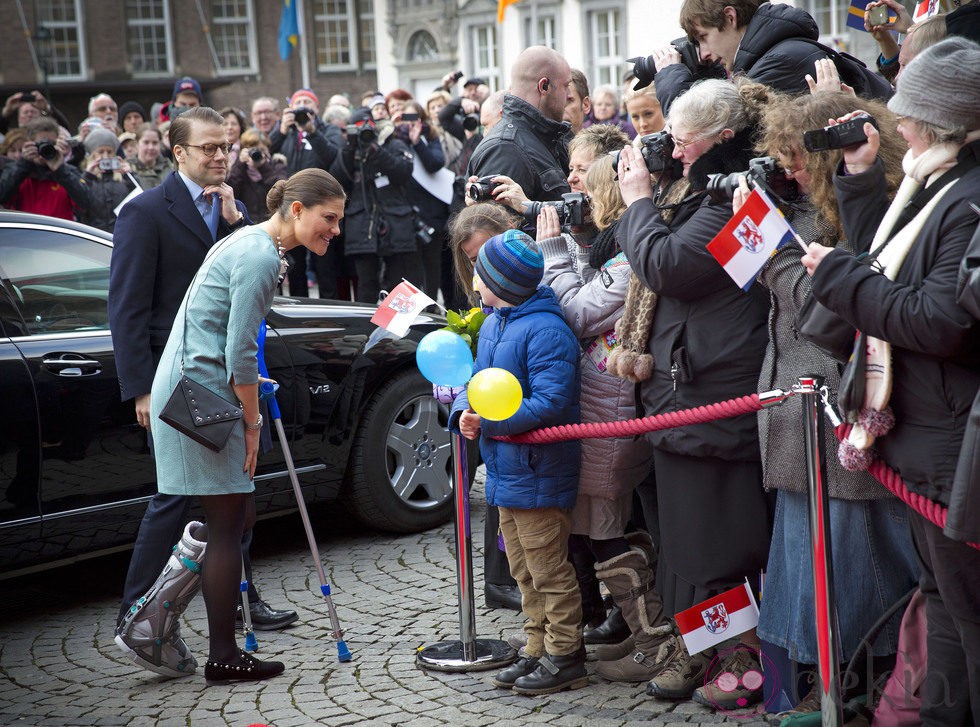 Victoria y Daniel de Suecia saludan a unos niños en Dusseldorf