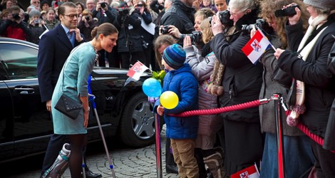 Victoria y Daniel de Suecia saludan a unos niños en Dusseldorf