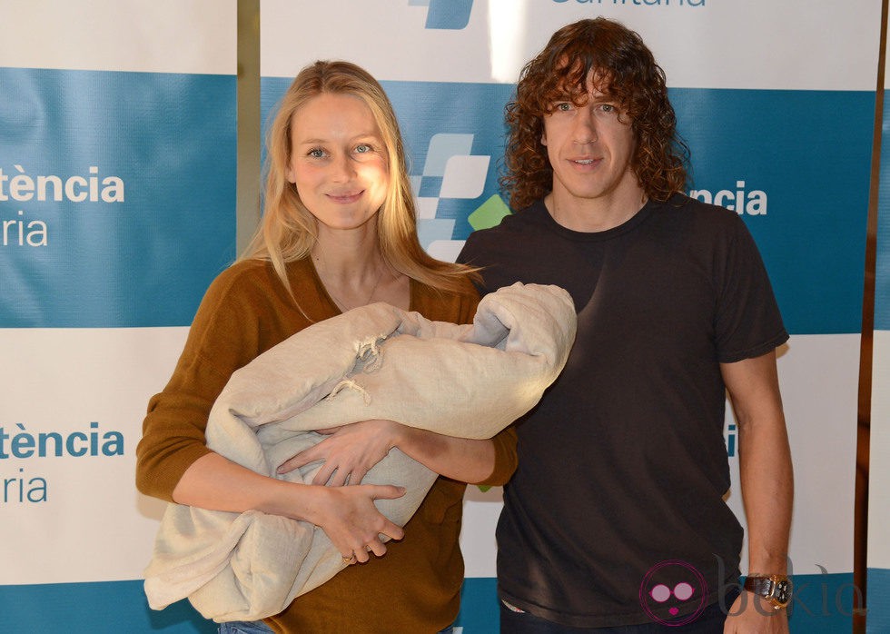 Vanesa Lorenzo y Carles Puyol presenta a su hija Manuela