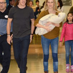 Carles Puyol y Vanesa Lorenzo presentan a su hija Manuela