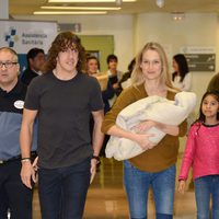 Carles Puyol y Vanesa Lorenzo presentan a su hija Manuela