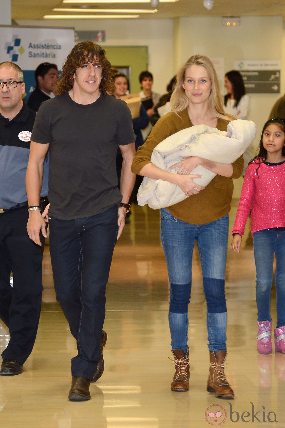 Carles Puyol y Vanesa Lorenzo presentan a su hija Manuela