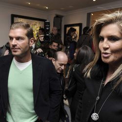 Darek y Susana Uribarri en la inauguración de la exposición de cuadros de Blanca Cuesta