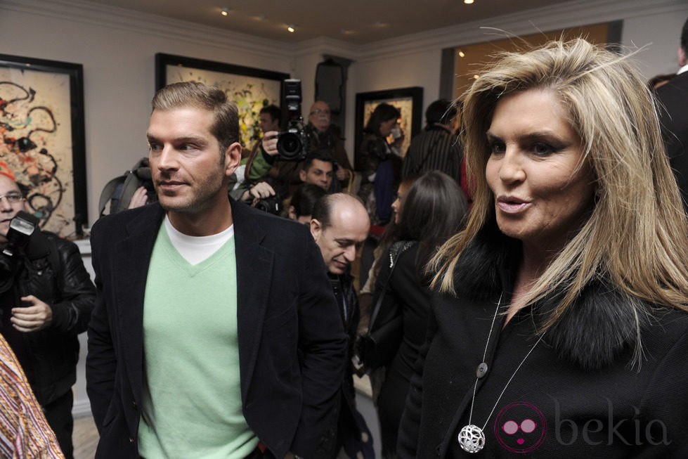 Darek y Susana Uribarri en la inauguración de la exposición de cuadros de Blanca Cuesta