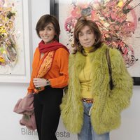 Paloma Segrelles madre e hija en la inauguración de la exposición de cuadros de Blanca Cuesta