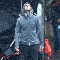 Jamie Dornan empapado por la lluvia en una escena de 'Cincuenta Sombras de Grey'