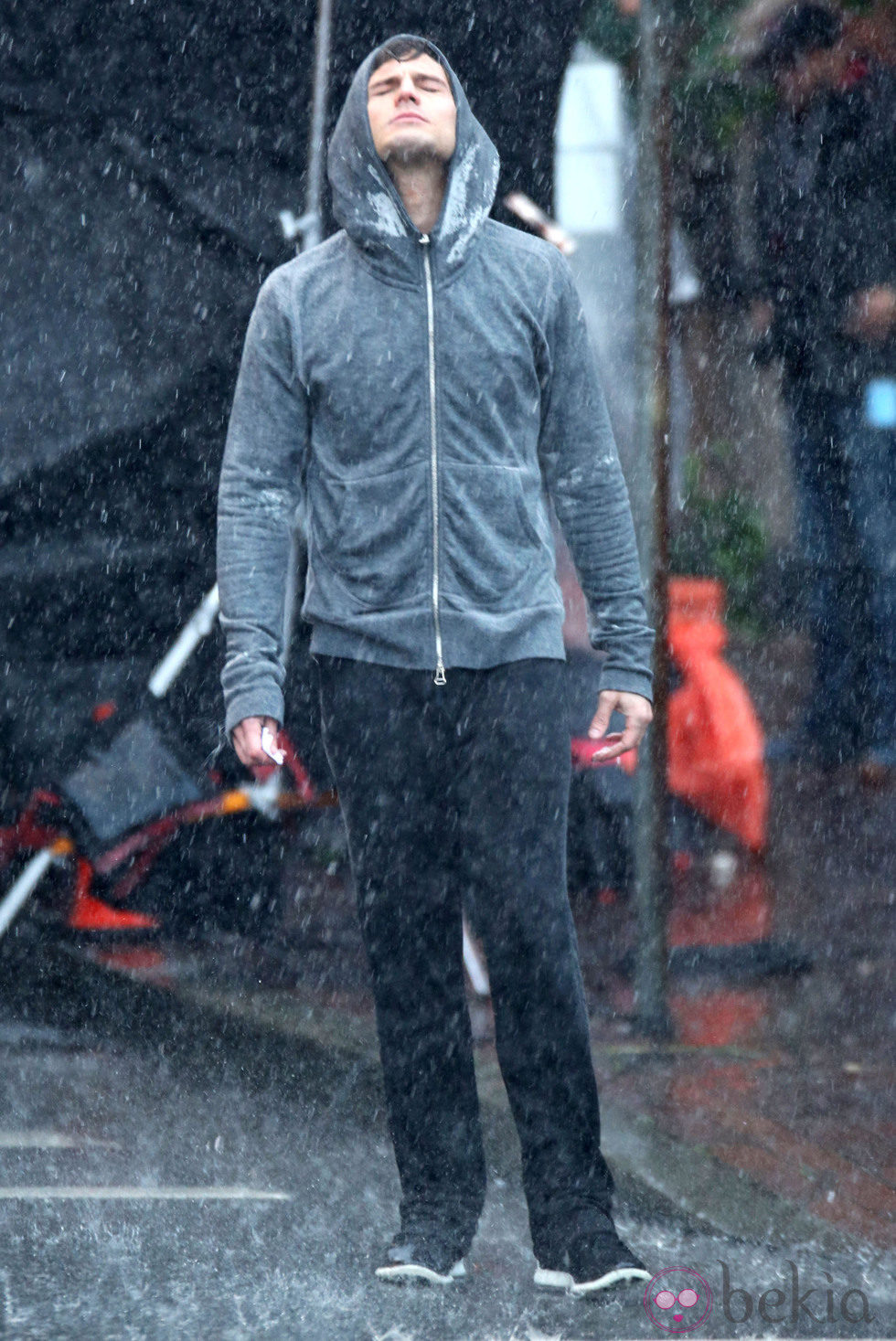 Jamie Dornan empapado por la lluvia en una escena de 'Cincuenta Sombras de Grey'