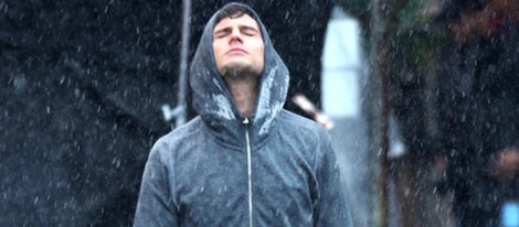 Jamie Dornan empapado por la lluvia en una escena de 'Cincuenta Sombras de Grey'