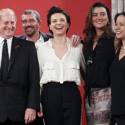 Mike Medavoy, Antonio Banderas, Juliette Binoche, Cote de Pablo y Patricia Reiggs en la presentación de 'Los 33'