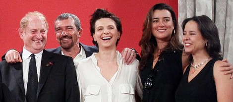 Mike Medavoy, Antonio Banderas, Juliette Binoche, Cote de Pablo y Patricia Reiggs en la presentación de 'Los 33'