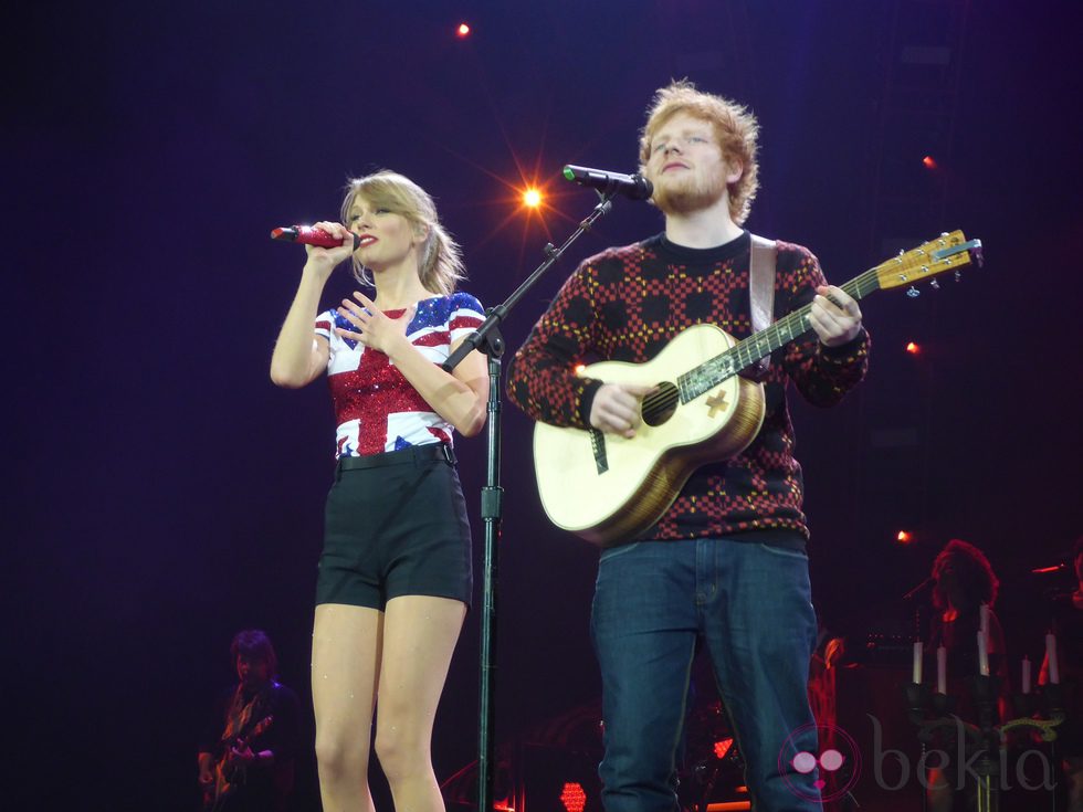 Taylor Swift y Ed Sheeran en un concierto del RED Tour en Londres